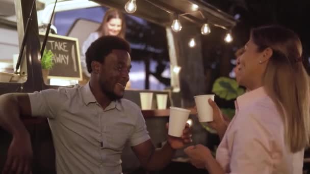 快乐的多种族人在街上的食品卡车市场里喝啤酒开心 — 图库视频影像
