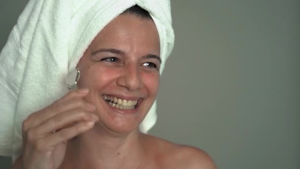 Szczęśliwa Dojrzała Kobieta Mając Dzień Spa Pielęgnacji Skóry Ludzie Wellness — Wideo stockowe