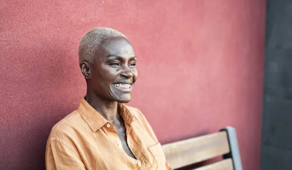 Retrato Mulher Sênior Africano Sorrindo Enquanto Sentado Banco Livre — Fotografia de Stock
