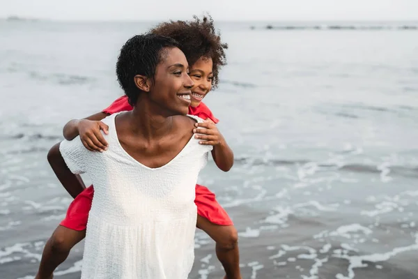 Mãe Filha Africana Feliz Divertindo Praia Durante Férias Conceito Estilo — Fotografia de Stock