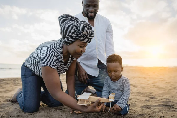 Família Africana Feliz Divertindo Praia Durante Férias Verão Amor Dos — Fotografia de Stock