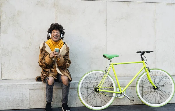 Hombre Africano Feliz Usando Teléfono Inteligente Móvil Aire Libre Juventud — Foto de Stock