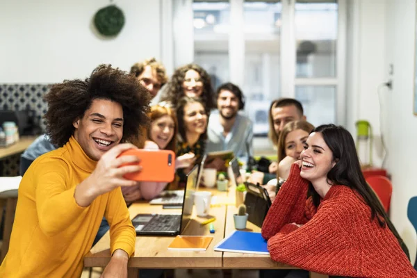 Jóvenes Tomando Selfie Con Smartphone Móvil Espacio Creativo Trabajo Generación —  Fotos de Stock