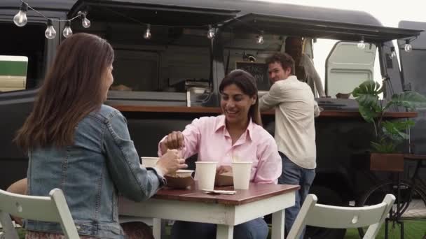 Gelukkige Multiraciale Mensen Genieten Van Maaltijd Een Straat Voedsel Truck — Stockvideo