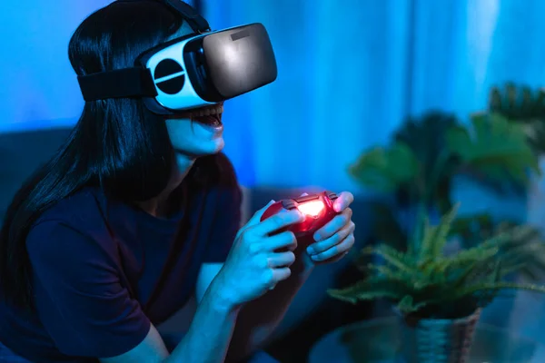 Jonge Vrouw Speelt Met Virtual Reality Bril Thuis Tech Metaverse — Stockfoto