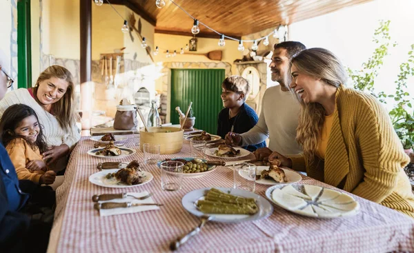Mutlu Latin Ailesi Evde Yemek Yerken Eğleniyor — Stok fotoğraf