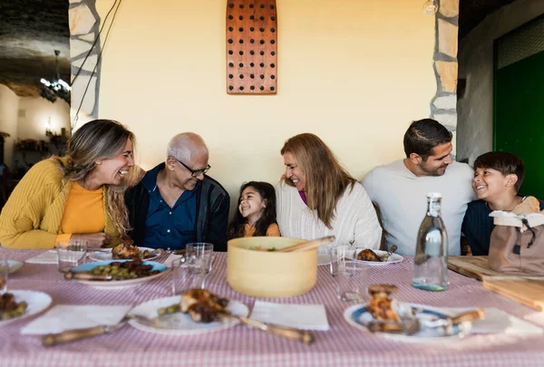 Família Latina Feliz Divertindo Almoçando Juntos Casa — Fotografia de Stock