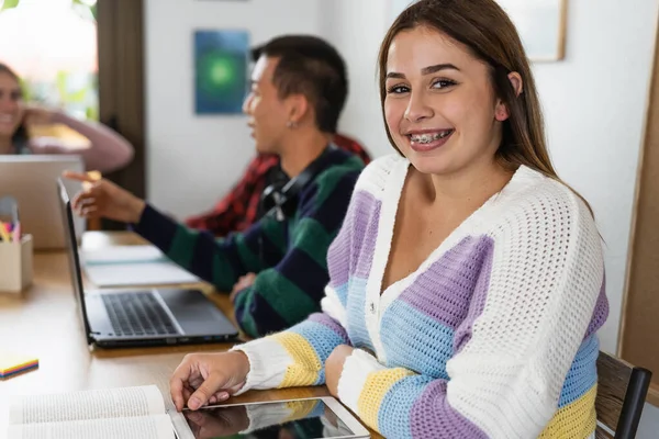 Porträtt Ung Flicka Med Klasskamrater Som Studerar Tillsammans Skolan Utbildningskoncept — Stockfoto