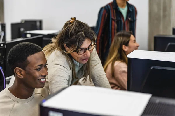 Jonge Afro Amerikaanse Student Met Leraar Tijdens Universitaire Les Klaslokaal — Stockfoto