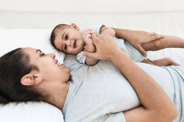 Ibu Yang Bahagia Berbaring Tempat Tidur Dengan Bayi Kecilnya Konsep — Stok Foto