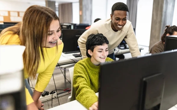 Giovani Compagni Classe Che Studiano Insieme All Interno Dell Aula — Foto Stock