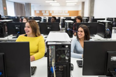 Üniversite içinde ders dinleyen genç öğrenciler - Eğitim konsepti