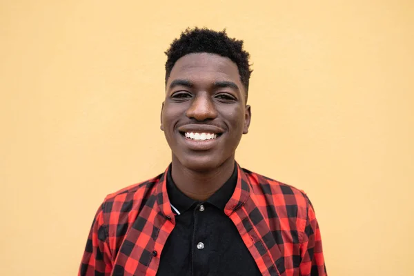 Potret Remaja Afrika Muda Yang Bahagia Tersenyum Depan Kamera — Stok Foto