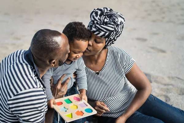 Família Africana Feliz Divertindo Praia Durante Férias Verão Pais Adoram — Fotografia de Stock