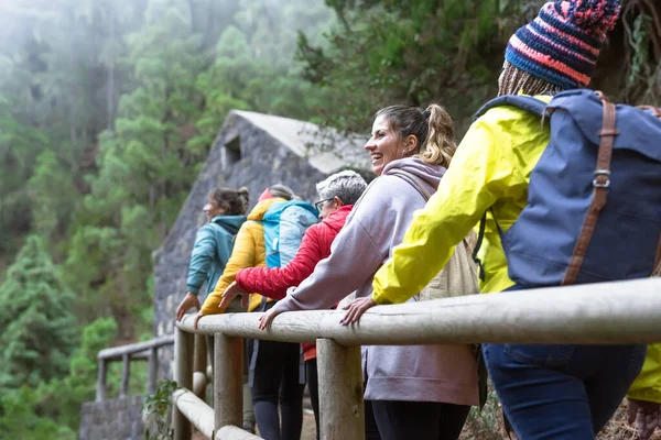 Grupo Mujeres Con Diferentes Edades Etnias Que Divierten Caminando Bosque — Foto de Stock