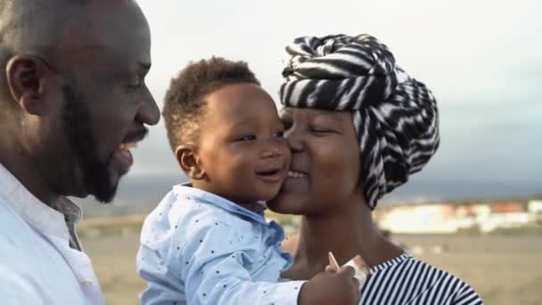 Família Africana Feliz Divertindo Praia Durante Férias Verão Pais Adoram — Vídeo de Stock