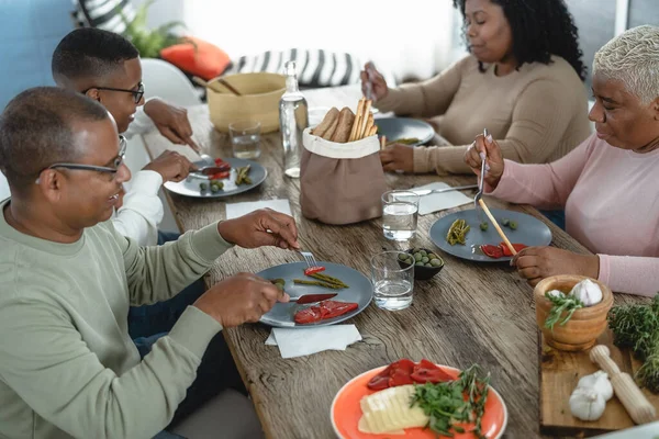 Happy Afro Keluarga Latin Makan Siang Yang Sehat Dengan Sayuran — Stok Foto