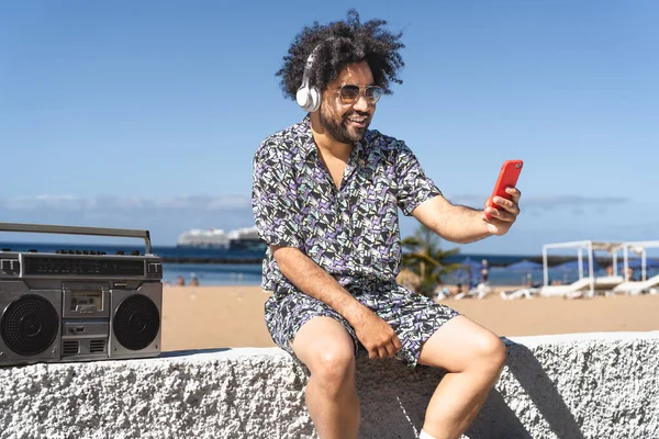 Jovem Divertindo Usando Smartphone Móvel Enquanto Ouve Música Praia Durante — Fotografia de Stock