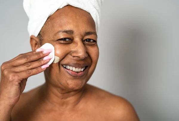 スキンケアスパの日を持つ幸せなアフリカのシニア女性 人々の健康ライフスタイルコンセプト — ストック写真
