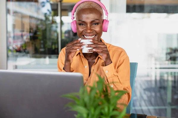 Perempuan Afrika Minum Kopi Sambil Menggunakan Laptop Kedai Kopi Konsep — Stok Foto