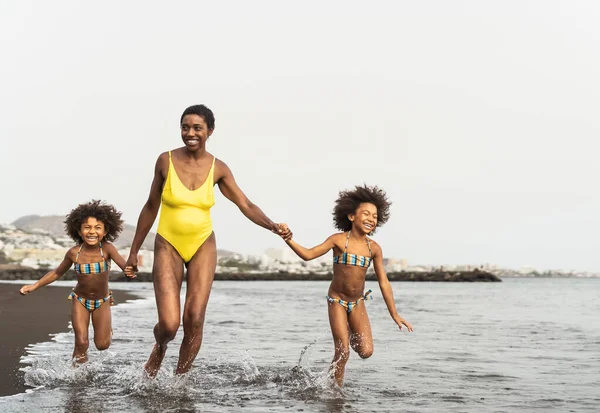 Happy Afro Familie Hebben Plezier Lopen Het Strand Tijdens Zomer — Stockfoto