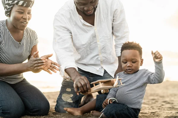 Família Africana Feliz Divertindo Praia Durante Férias Verão Amor Dos — Fotografia de Stock