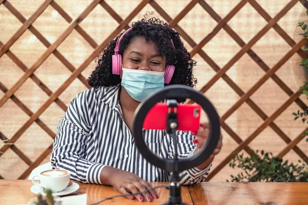 Happy Latin Woman Wearing Face Mask Vlogging Online Using Smartphone — Stock Photo, Image