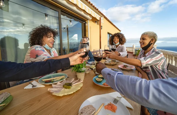 Jonge Vrienden Toasten Met Rode Wijnglazen Bij Diner Aperitief Drink — Stockfoto