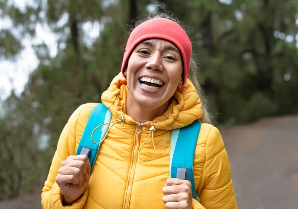 Mujer Latina Feliz Divirtiéndose Durante Día Actividades Trekking Bosque Concepto — Foto de Stock