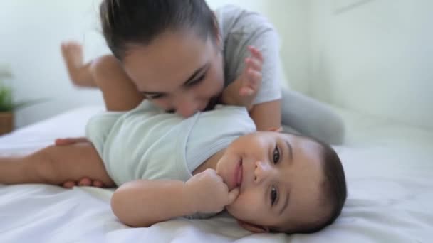Feliz Madre Jugando Con Bebé Acostado Juntos Cama — Vídeos de Stock