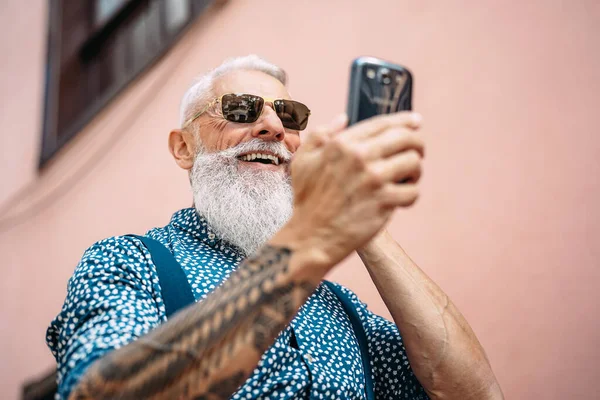 Selamat Trendy Senior Man Bersenang Senang Menggunakan Ponsel Smartphone Outdoor — Stok Foto