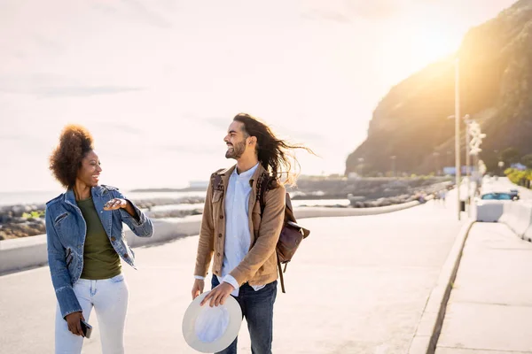 Happy Travel Couple Having Fun Walking City Fiatalok Szerelem Kapcsolat — Stock Fotó