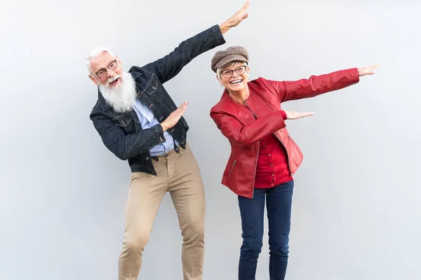 Pasangan Senior Yang Bahagia Dan Trendi Bersenang Senang Luar — Stok Foto