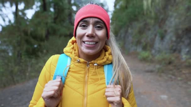 Mujer Latina Feliz Divirtiéndose Durante Día Actividades Trekking Bosque Concepto — Vídeos de Stock