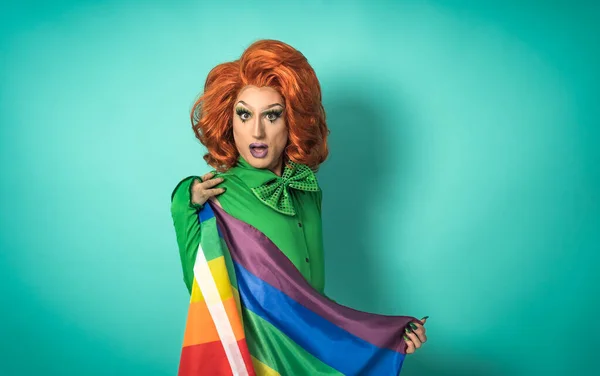 Drag Queen Slaví Gay Hrdost Drží Duhovou Vlajku Lgbtq Sociální — Stock fotografie