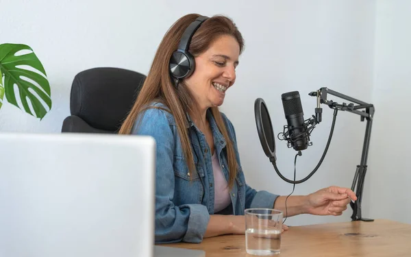 Mujer Madura Grabando Podcast Usando Micrófono Portátil Desde Estudio Casa — Foto de Stock
