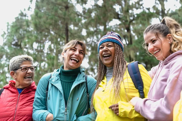 Grupo Mujeres Con Diferentes Edades Etnias Que Divierten Caminando Bosque —  Fotos de Stock