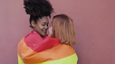 Mutlu eşcinsel çift dışarıda romantik anlar yaşarken gururu kutluyor - Lgbt ve aşk kavramı