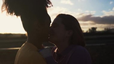 Mutlu kadın eşcinsel çift gün batımında hassas anlar yaşıyor - Lgbt ve aşk ilişkisi kavramı