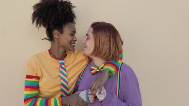 Las Mujeres Felices Pareja Gay Tener Momentos Tiernos Aire Libre — Vídeos de Stock