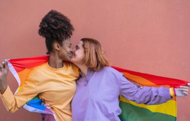 Mutlu eşcinsel çift dışarıda romantik anlar yaşarken gururu kutluyor - Lgbt ve aşk kavramı