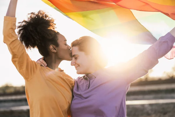 在户外高举彩虹彩旗的快乐女同性恋夫妇 Lgbt与爱情的概念 — 图库照片