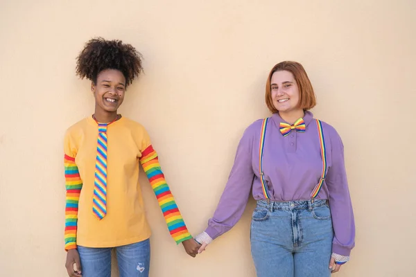 Pasangan Gay Yang Bahagia Berpegangan Tangan Luar Ruangan Lgbt Dan — Stok Foto