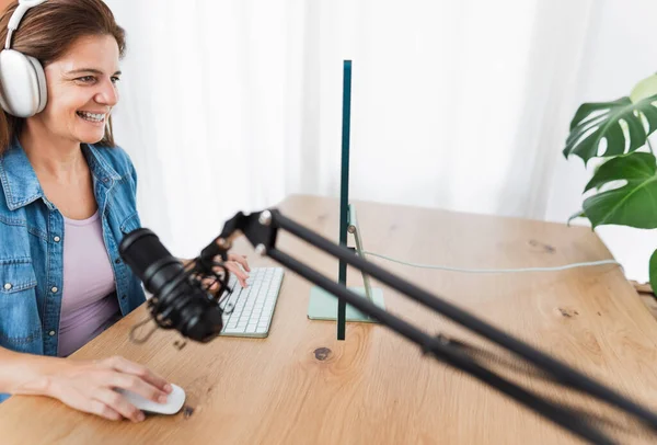 Mujer Feliz Grabando Podcast Usando Computadora Micrófono Desde Estudio Casa — Foto de Stock