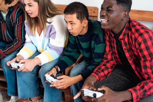 Jovens Adolescentes Multirraciais Jogando Console Videogame Online Casa Jovens Viciados — Fotografia de Stock