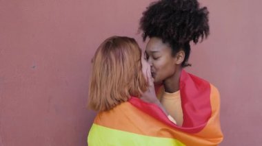 Mutlu eşcinsel çift dışarıda romantik anlar yaşarken gururu kutluyor - Lgbt ve aşk kavramı