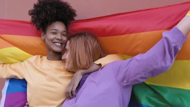 Feliz Pareja Gay Celebrando Orgullo Mientras Tiene Momento Romántico Aire — Vídeo de stock