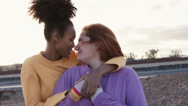 Las Mujeres Felices Pareja Gay Tener Momentos Tiernos Aire Libre — Vídeos de Stock