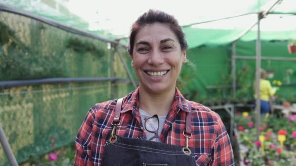 Glad Spansktalende Kvinde Gartner Smilende Foran Kameraet Mens Arbejder Blomsterhave – Stock-video