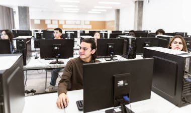 Lise-Eğitim konsepti dersini dinleyen genç öğrenciler